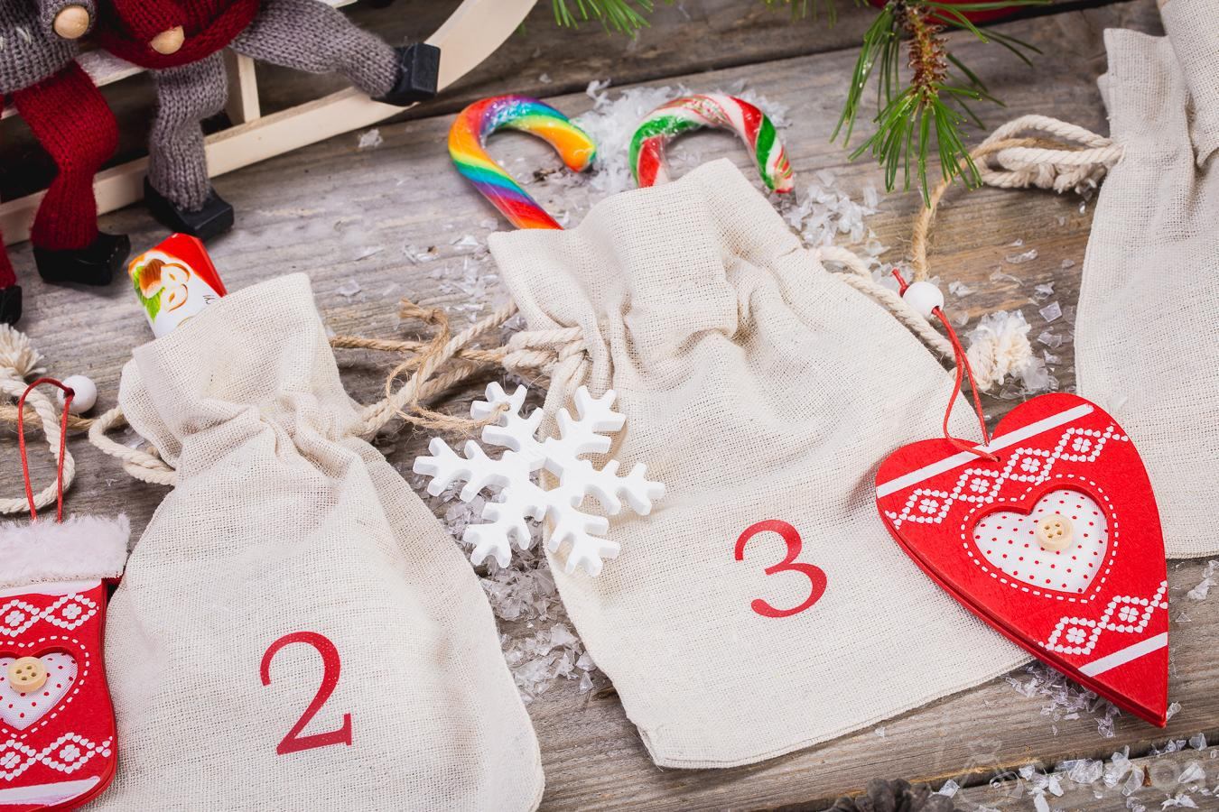Un calendrier de l'avent réalisé avec des sachets en lin