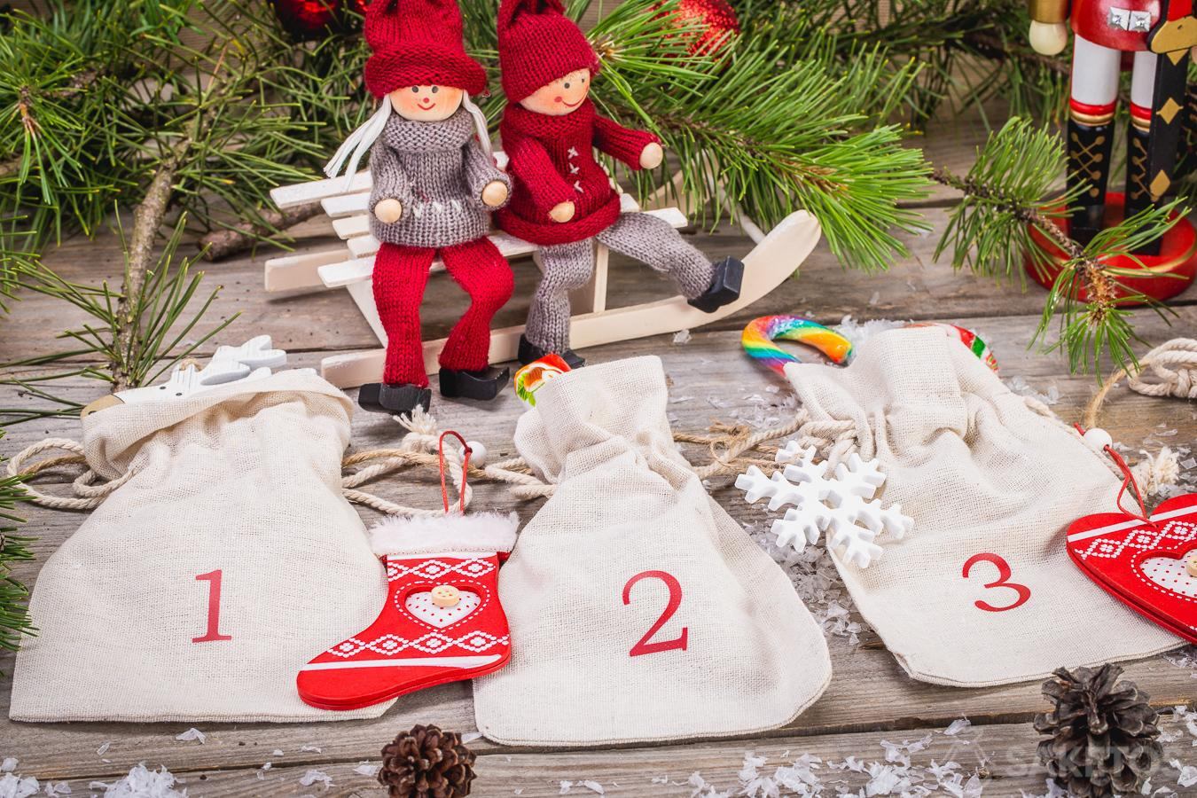 Un calendrier de l'avent réalisé avec des sachets en tissu