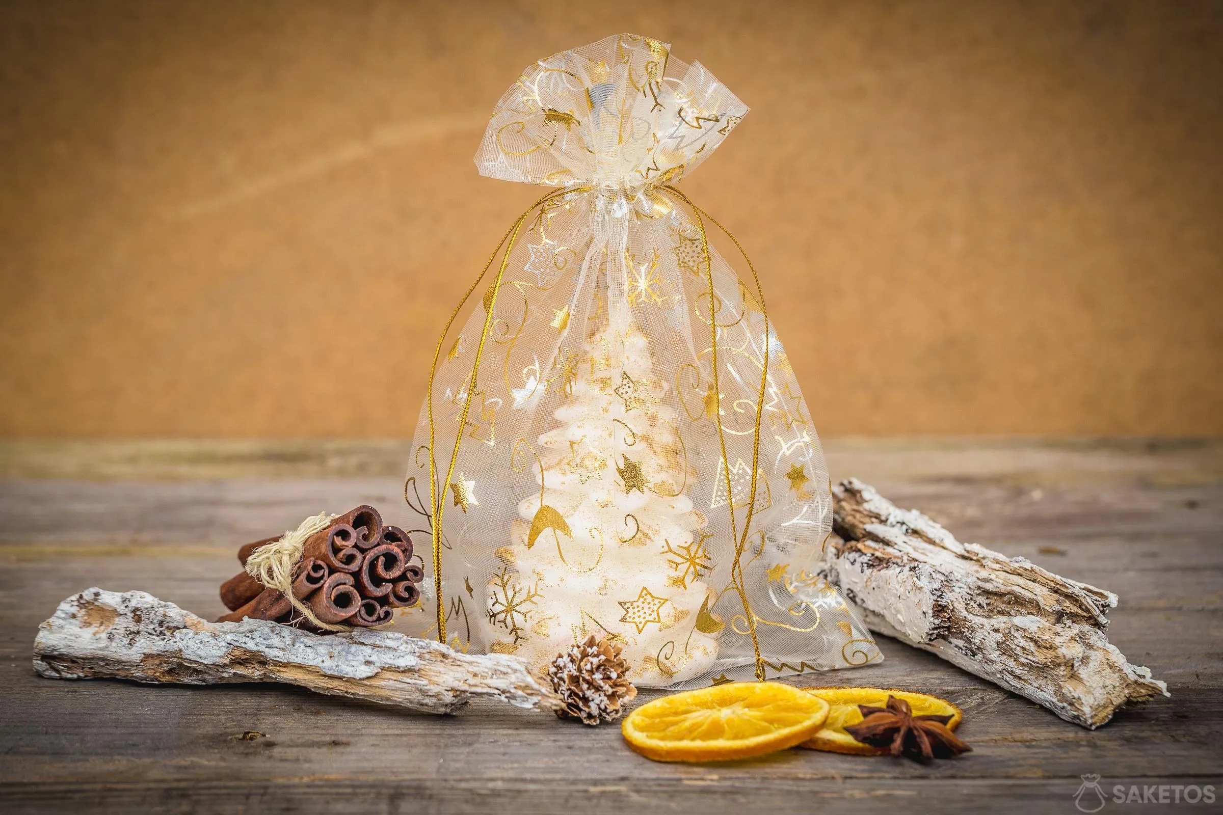 Une bougie en forme de sapin de Noël dans un sachet en organdi.