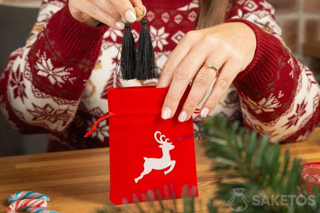 Petit sac en velours rouge - ajout décoratif au Burr Basket