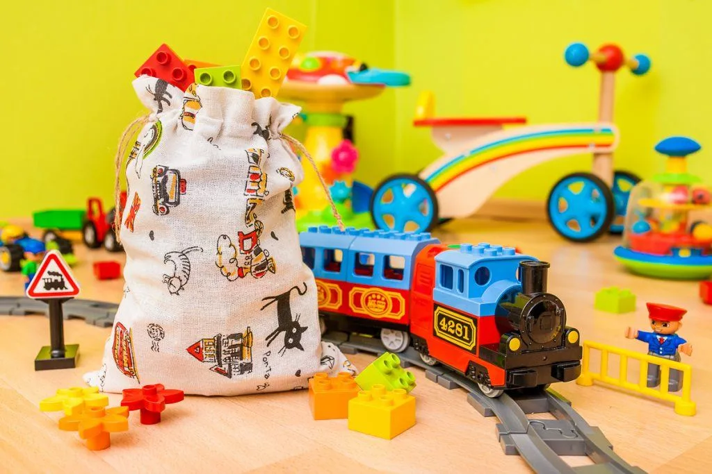 3.Les sachets en tissu sont parfaits pour y stocker des jouets et emballer des cadeaux pour enfants 