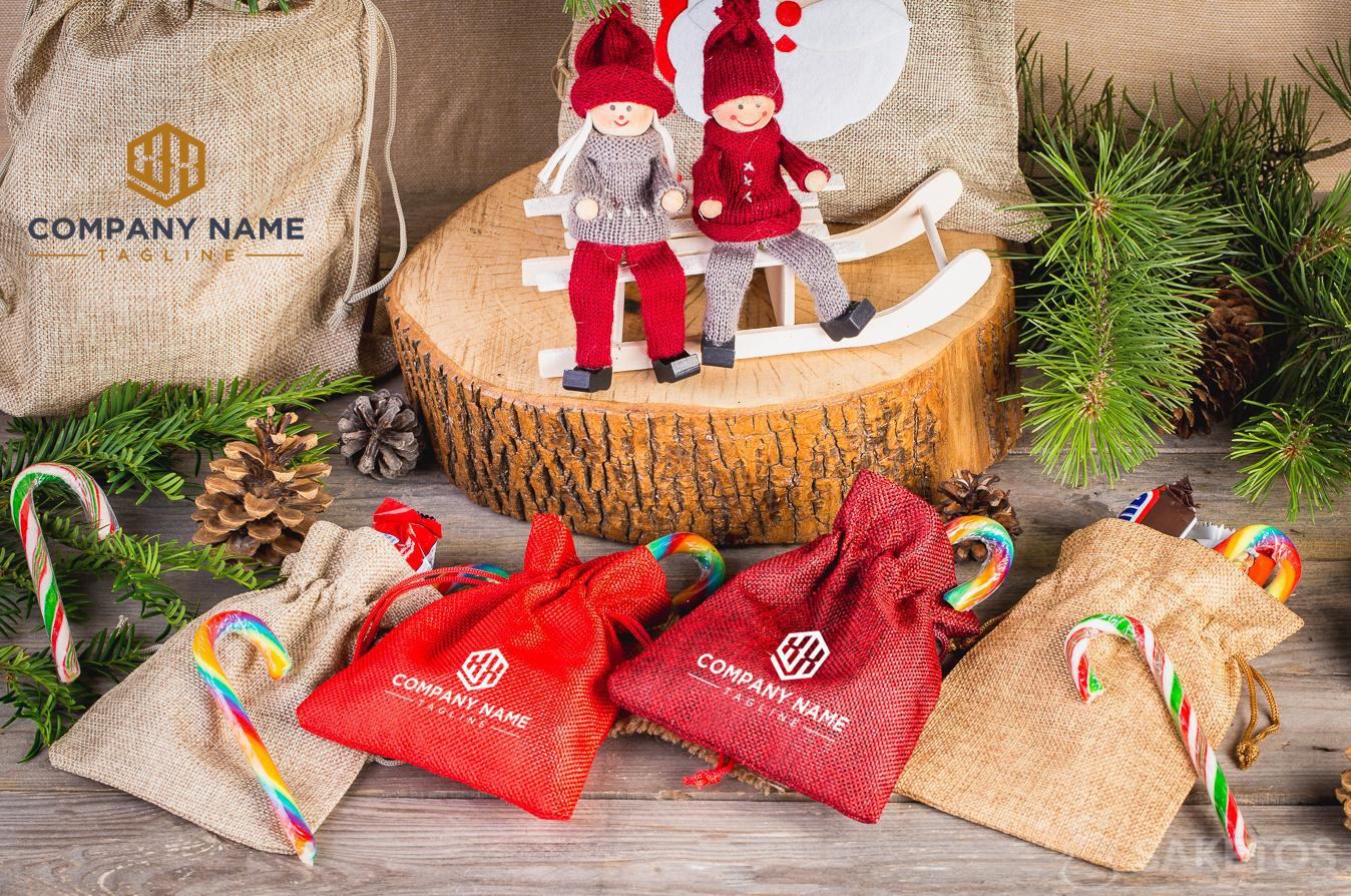 . Les inspirations pour les fêtes - l’emploi des sachets en tissus comme l'emballage pour cadeaux.