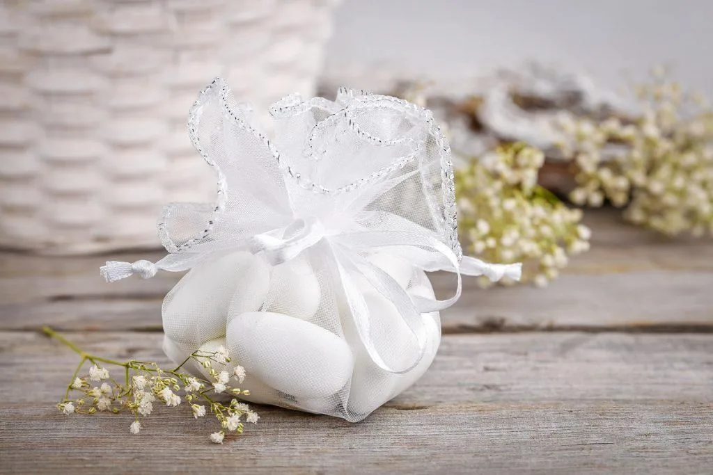 Un sac rond en organza pour la communion