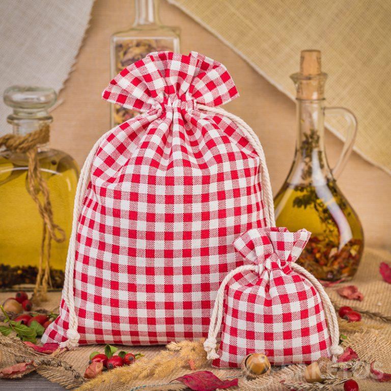 Les sachets tendance en lin à carreaux rouges sont une excellente décoration du plateau de cuisine ou de l’étagère