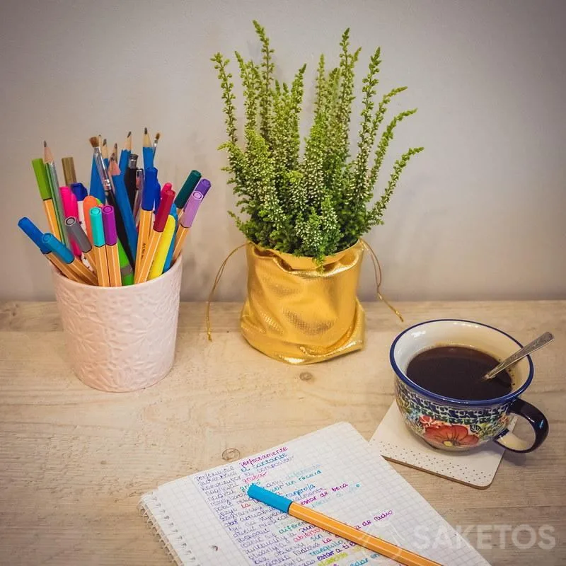 2.Une pochette métallisée dorée dans le rôle d’un couvre-pot à fleurs décoratif