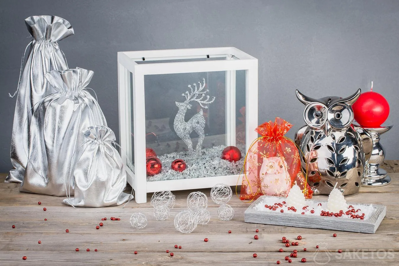 Les pochettes de Noël se combinent parfaitement aux décorations