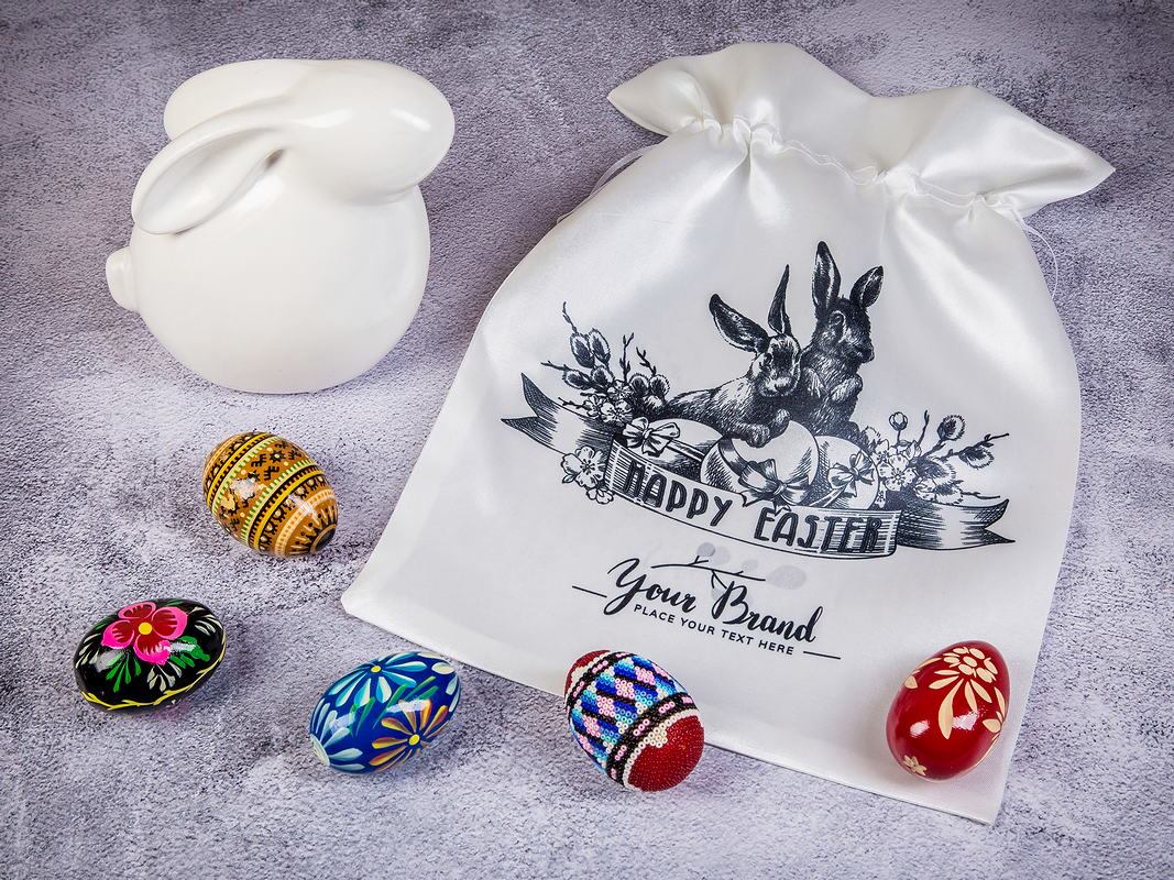 Sac cadeau en satin avec un imprimé de Pâques