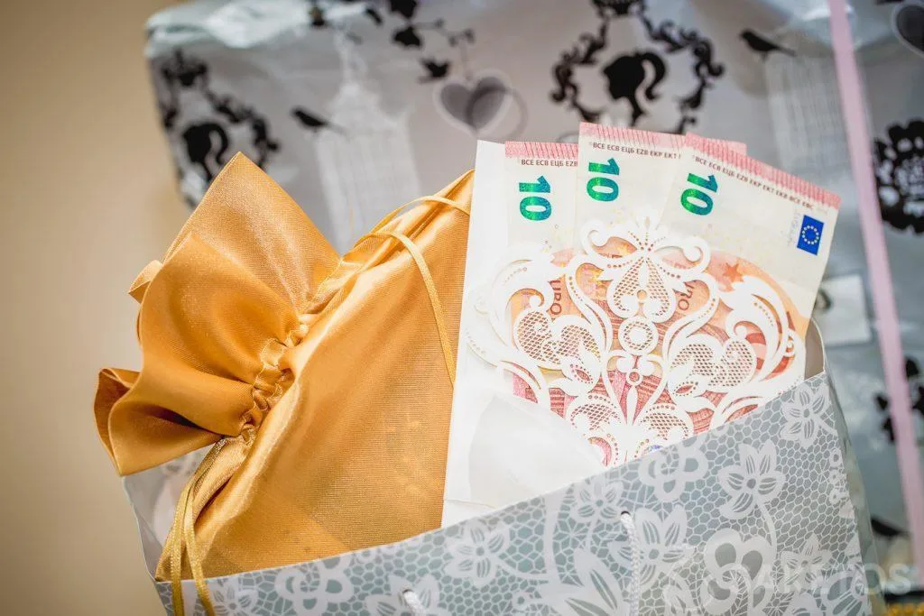 Emballer de l'argent pour un cadeau