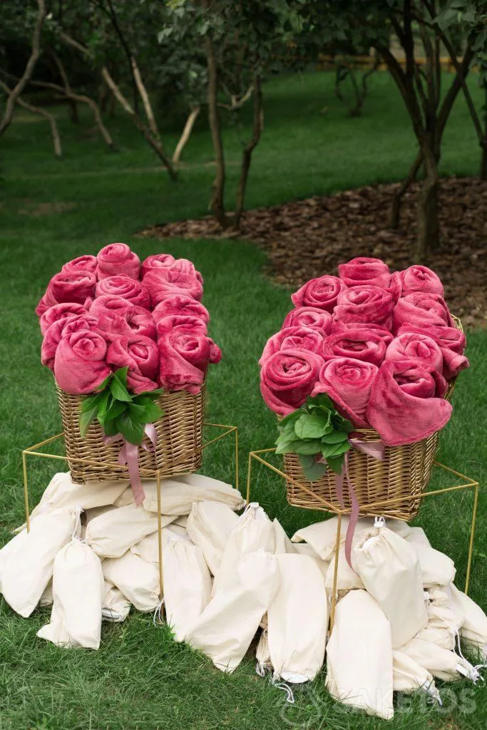 Idées cadeaux pour les invités du mariage - bonbons aux amandes ou figurines d'anges emballés dans un sac en organdi