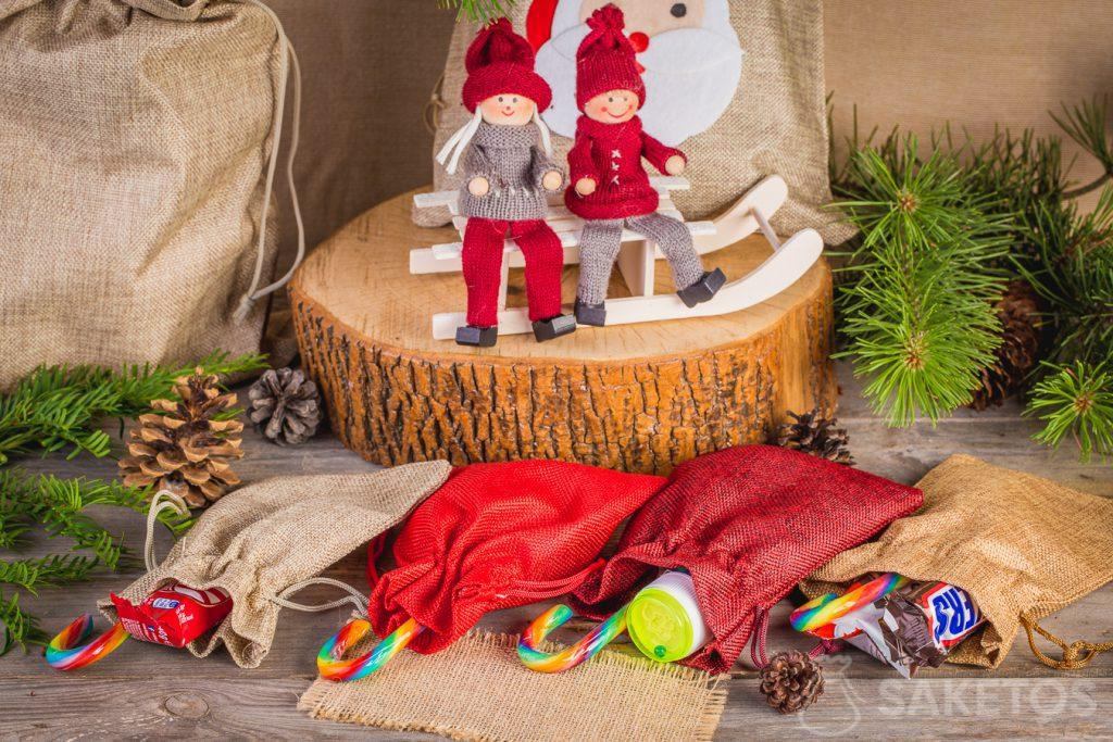 On peut empaqueter les friandises de la Saint Nicolas dans les sachets en tissu