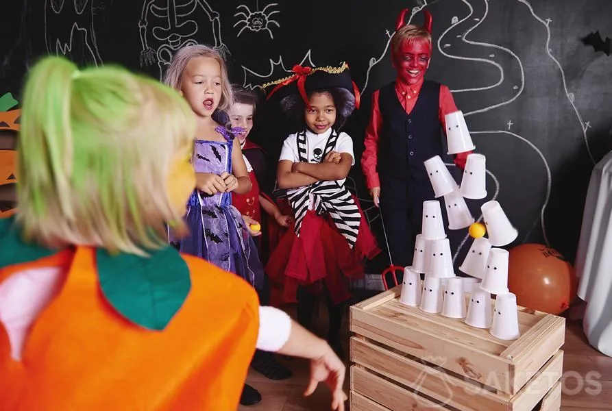 Pyramides de gobelets - jeu d'enfant