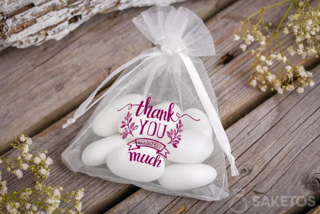 Merci aux invités du mariage - sac d'organza avec des amandes