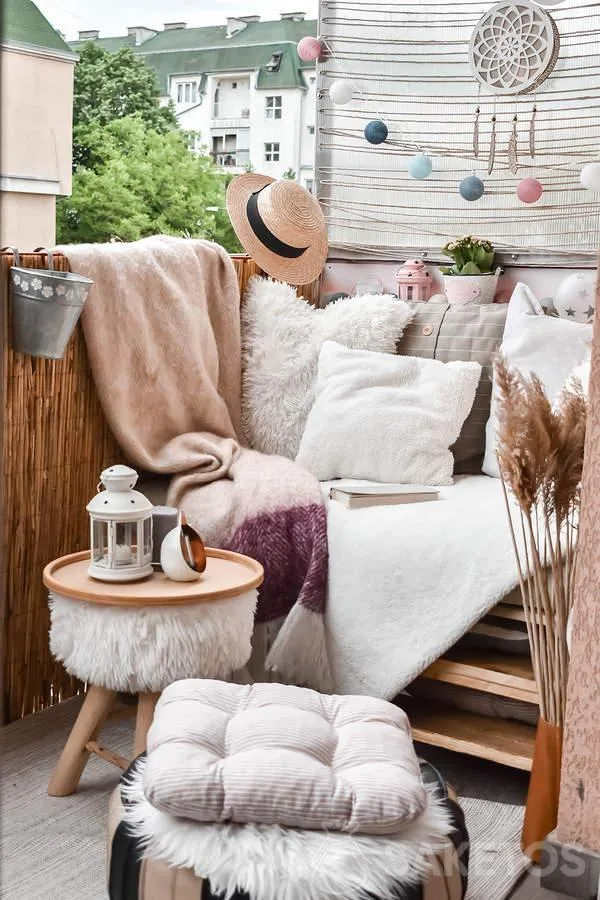 Envie de créer un balcon cosy, optez pour des accessoires textiles aux couleurs pastel