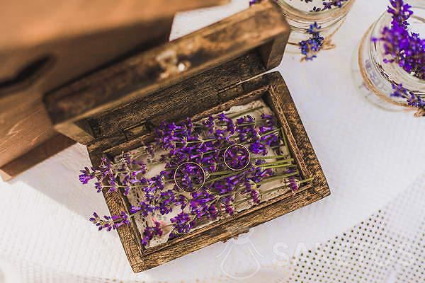 Anneaux de mariage sur fleurs de lavande