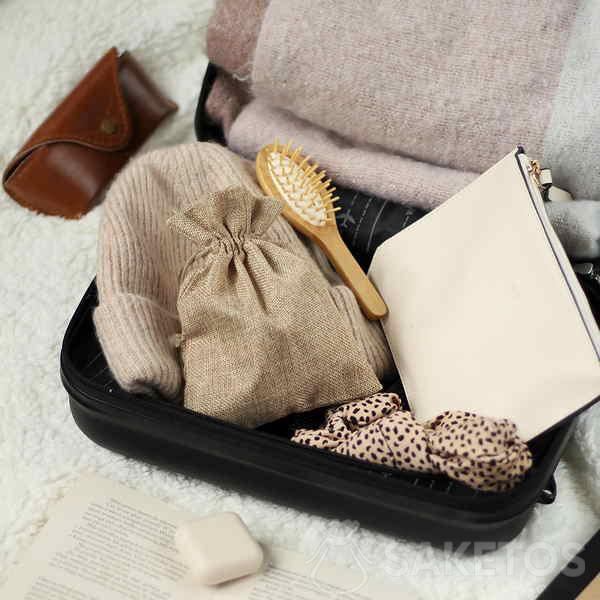 Sac en jute utilisé comme organiseur de votre bagage à main