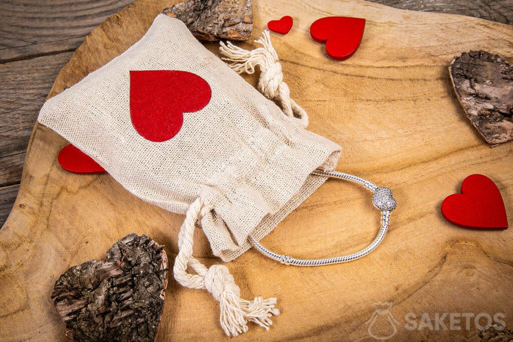 Emballages de bijoux pour la Saint-Valentin — sachet en lin avec un cœur en feutrine