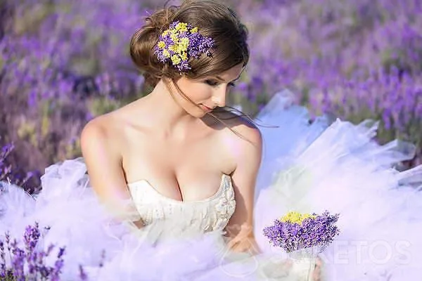 Mariée avec un bouquet de mariée en lavande