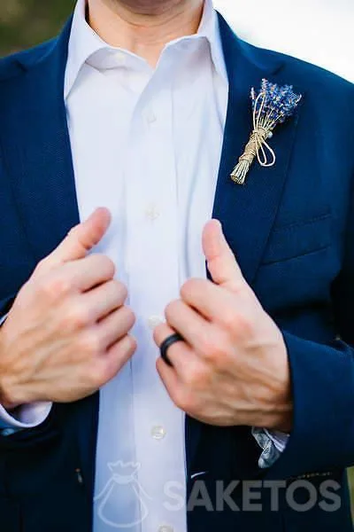 Bouquet de fleurs de lavande à la boutonnière du marié
