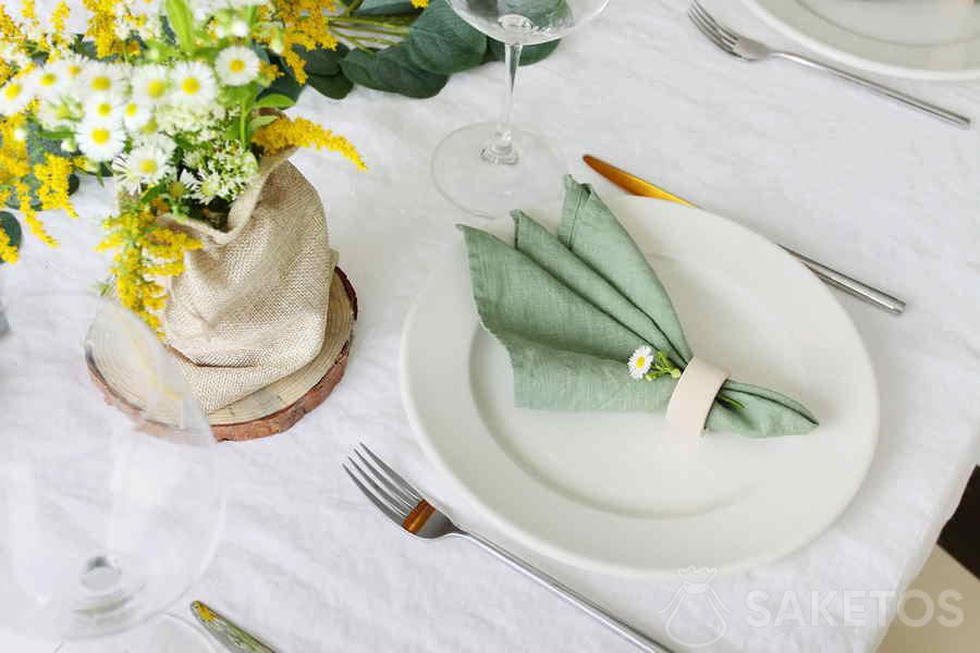 Un bouquet de fleurs et un sac de jute comme couverture - décorations de mariage rustiques