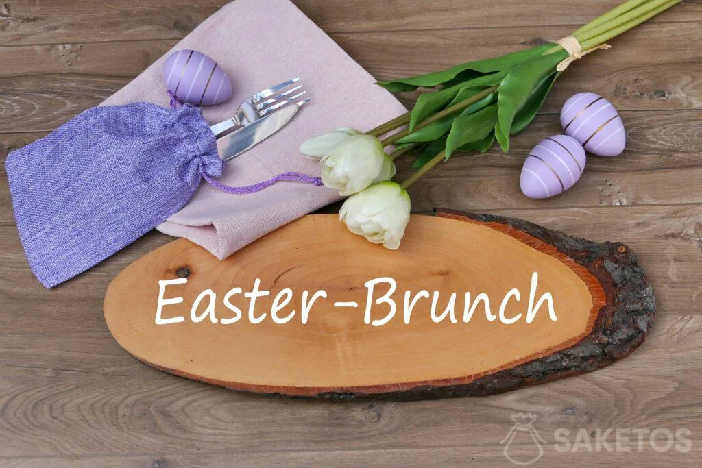 Brunch de Pâques. Sac en jute violet comme élément de décoration de table de Pâques.