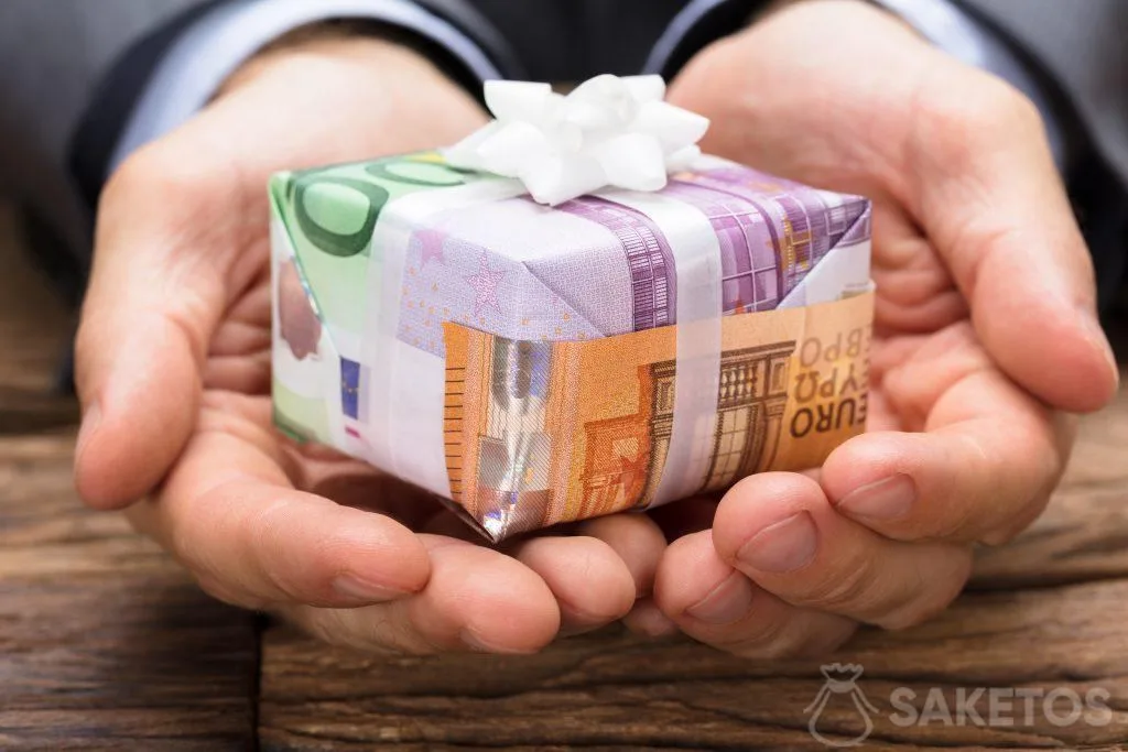 Les billets de banque dans le rôle du papier cadeaux