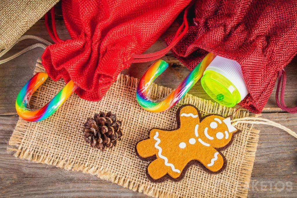 Mettez de petits souvenirs pour les enfants comme des friandises ou de petits jouets, p.ex.: des bulles de savon, dans les pochettes en tissu.