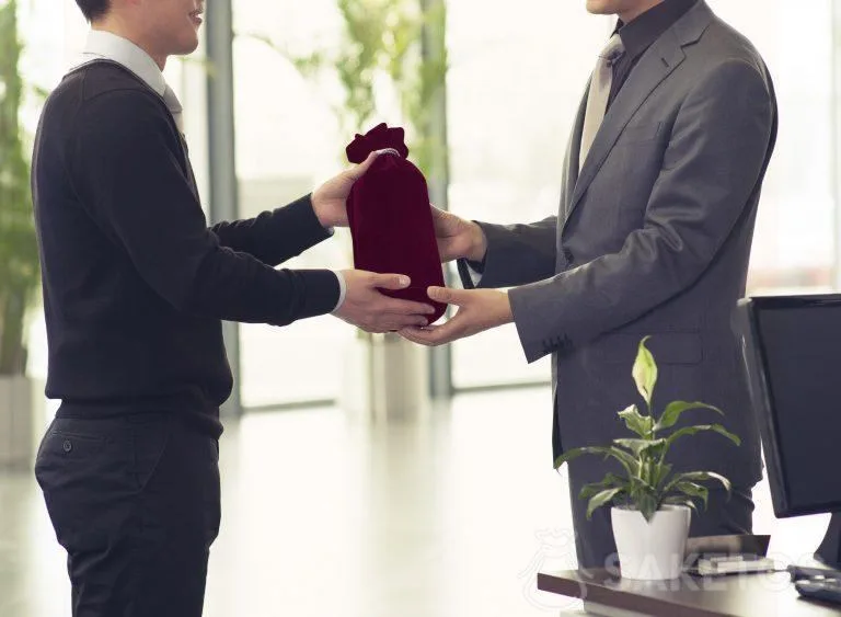 L’alcool emballé dans une bourse cadeau en velours: 