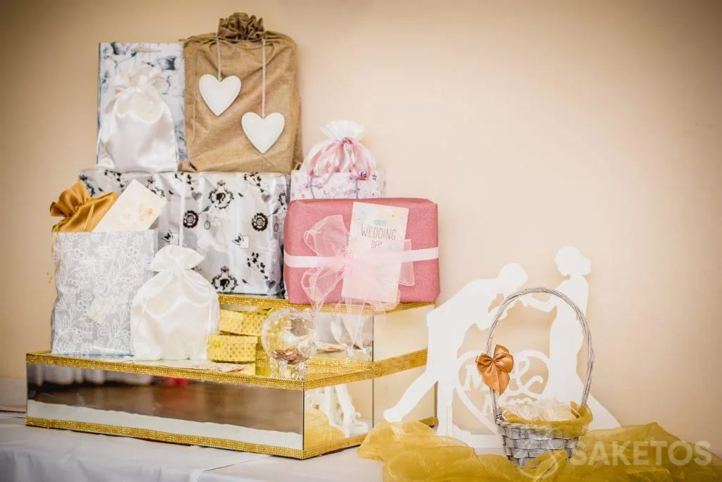 Cadeaux de mariage dans différents emballages.