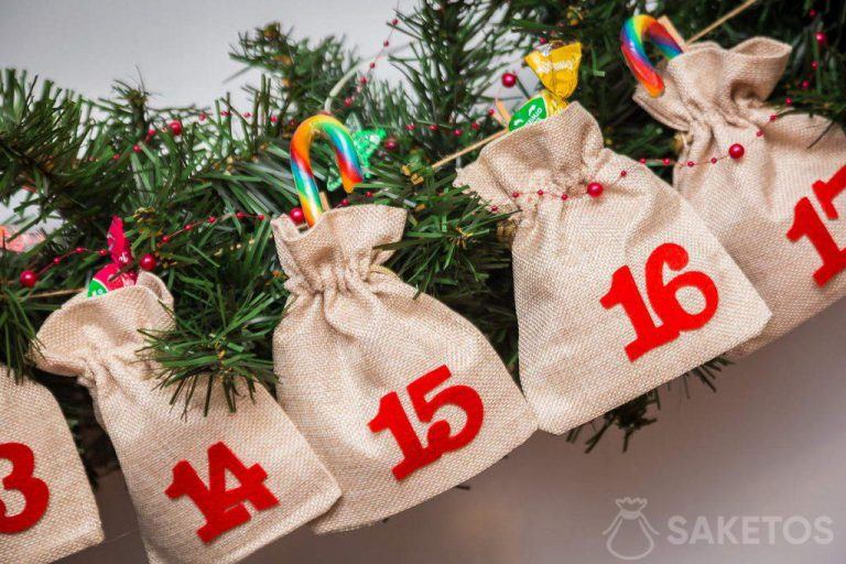 Cadeaux sucrés dans un calendrier de l'Avent en sachets