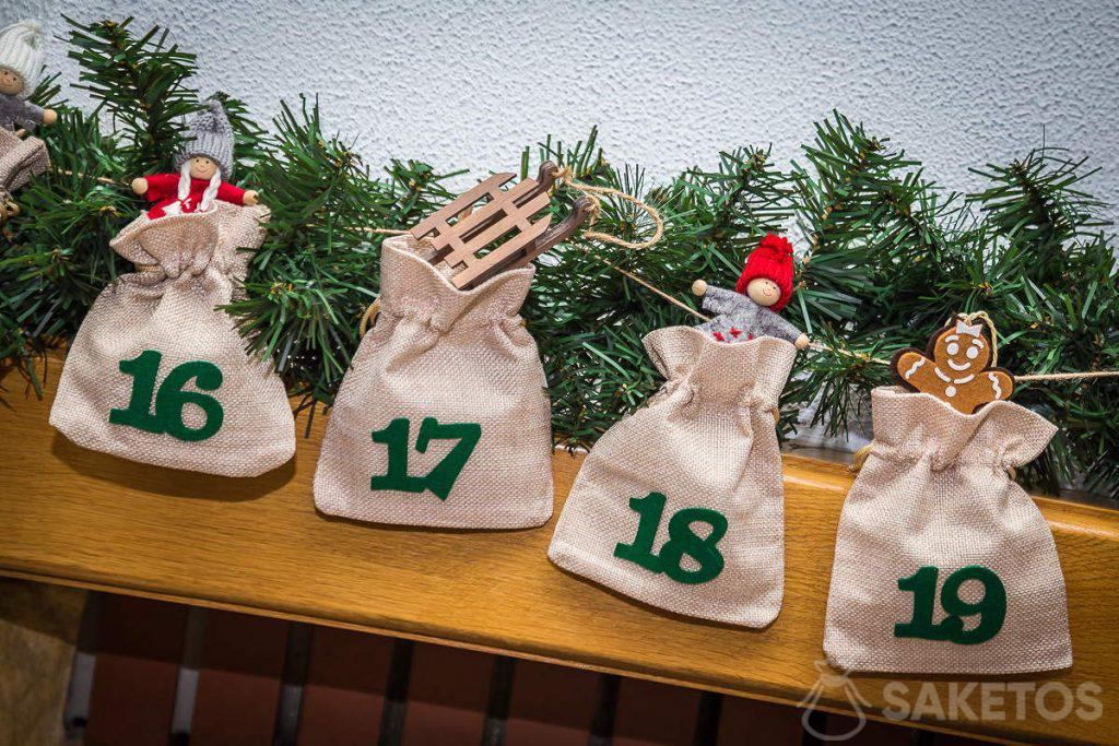 Calendrier de l'Avent avec décorations de Noël