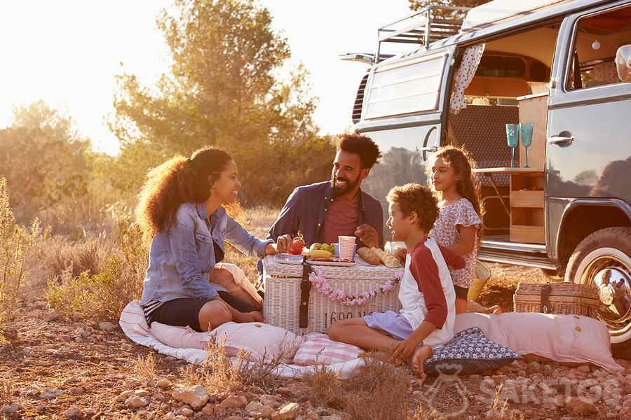 Famille dans un camping