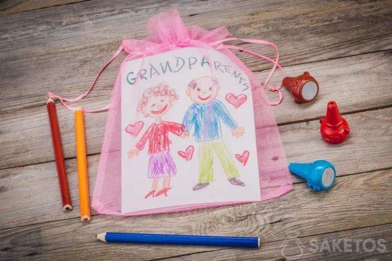 Cadeau - carte de vœux pour les grands-parents emballée dans un sac en organza