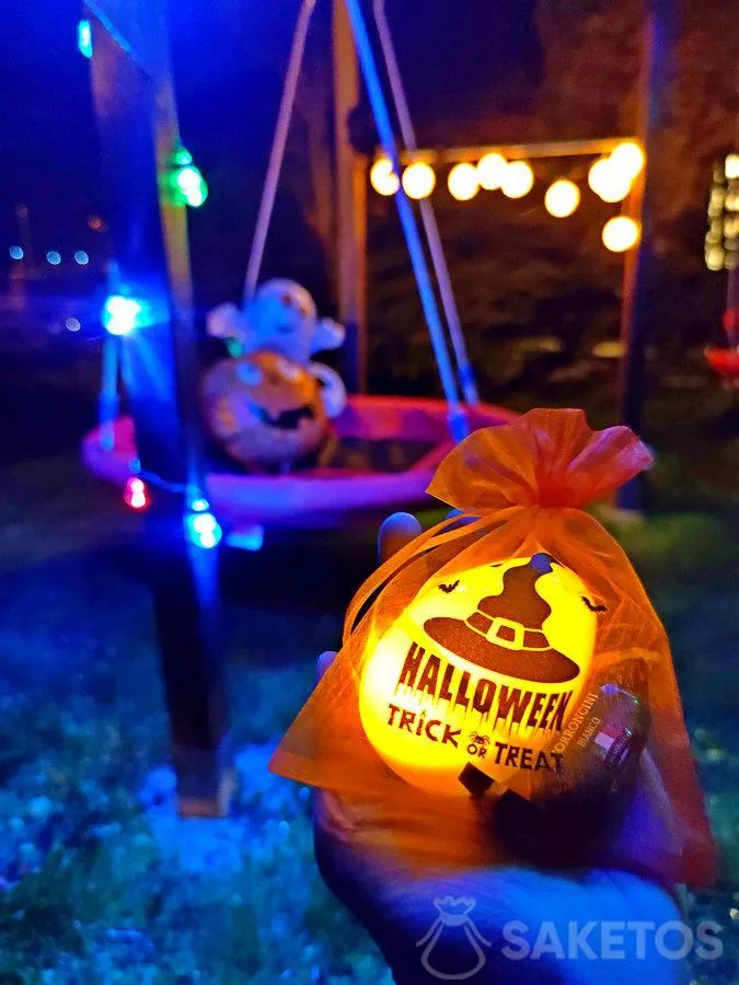 Chasse aux bonbons d'Halloween - des œufs en plastique et sacs à bonbons en organza