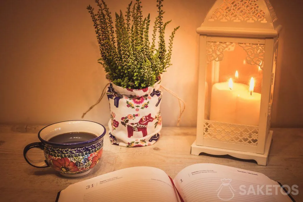 1.La table avec une lanterne décorative et un sac en lin servant d’un cache-pot de fleurs 