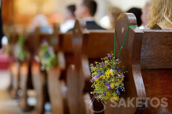 Des bouquets de fleurs sauvages pour décorer l'église