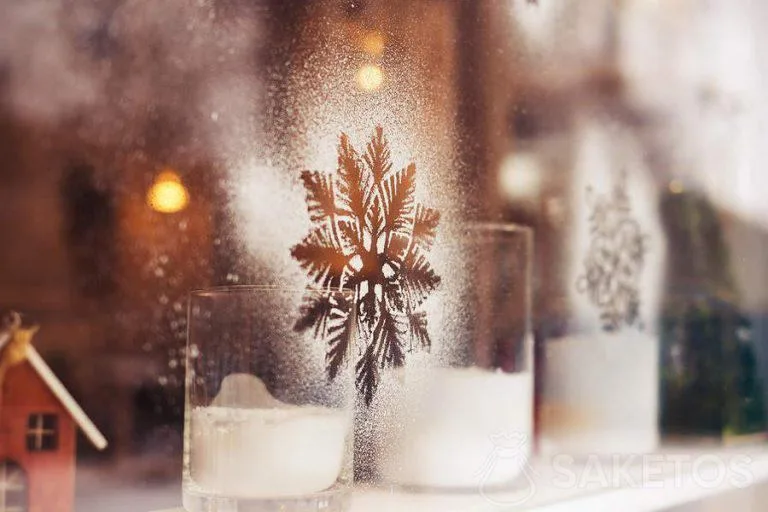 Décoration de fenêtre avec de la neige artificielle en spray