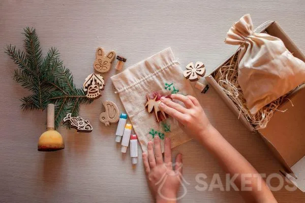 décoration des sachets en lin avec des tampons