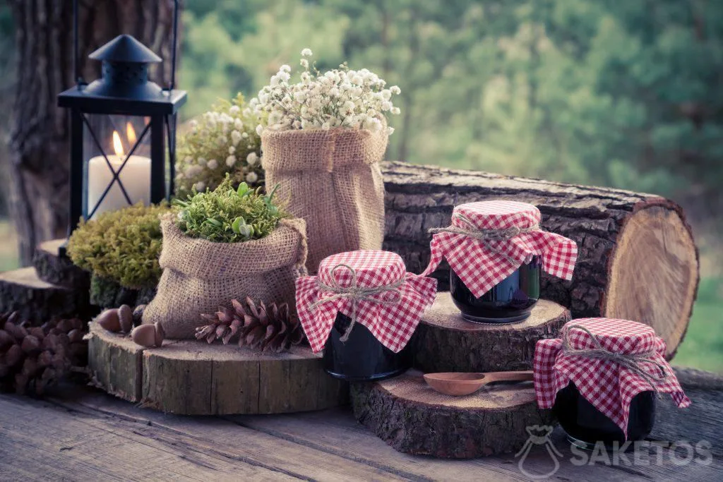 Sacs et pots en jute avec conserves