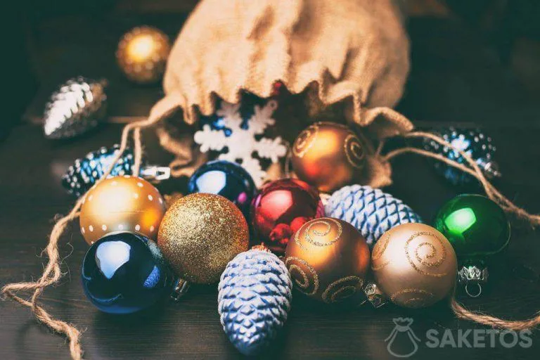 Boules de Noël dans un sac en toile de jute