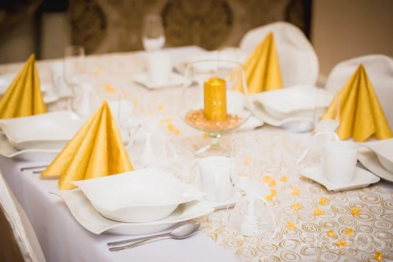 3.Une décoration de table aux teintes blanches et or