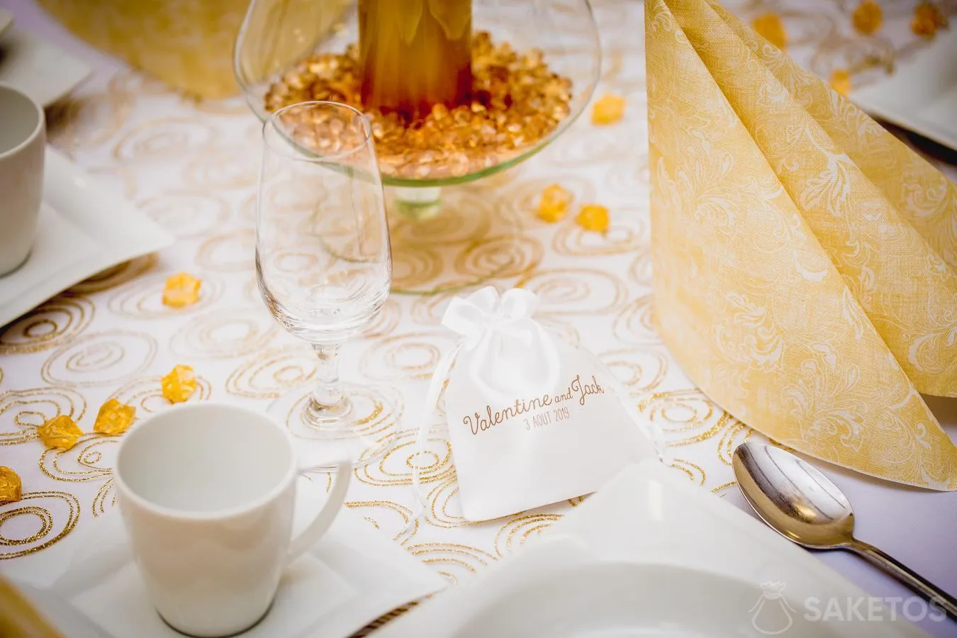 2.Un sachet en satin imprimé comme remerciement aux invités de mariage