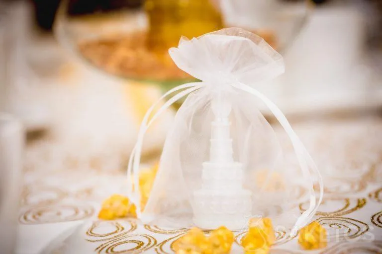 4.Les éléments ornementaux de la décoration de table enfouis dans les sachets en organdi