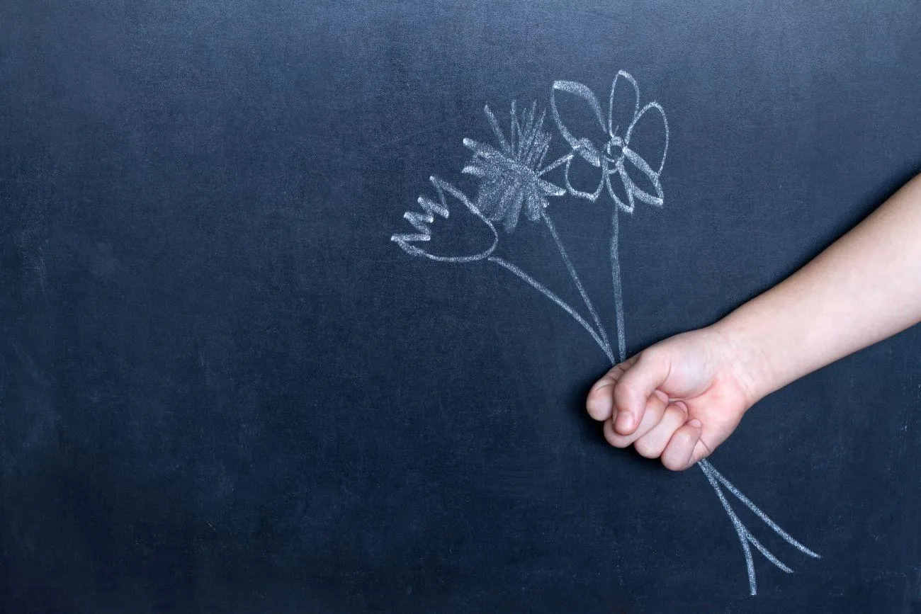 Cadeaux pour les enseignants, soigneusement emballés, dessinant sur le tableau noir