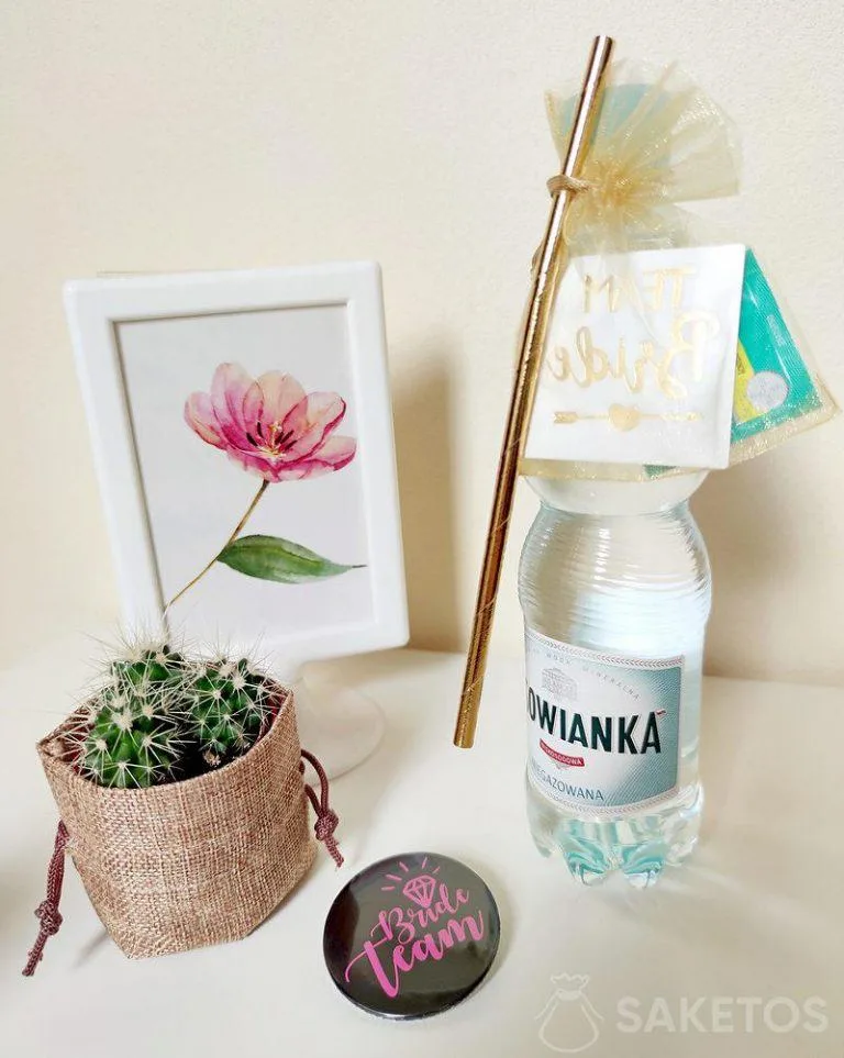 De l'eau avec un mini sac de kit contre la gueule de bois