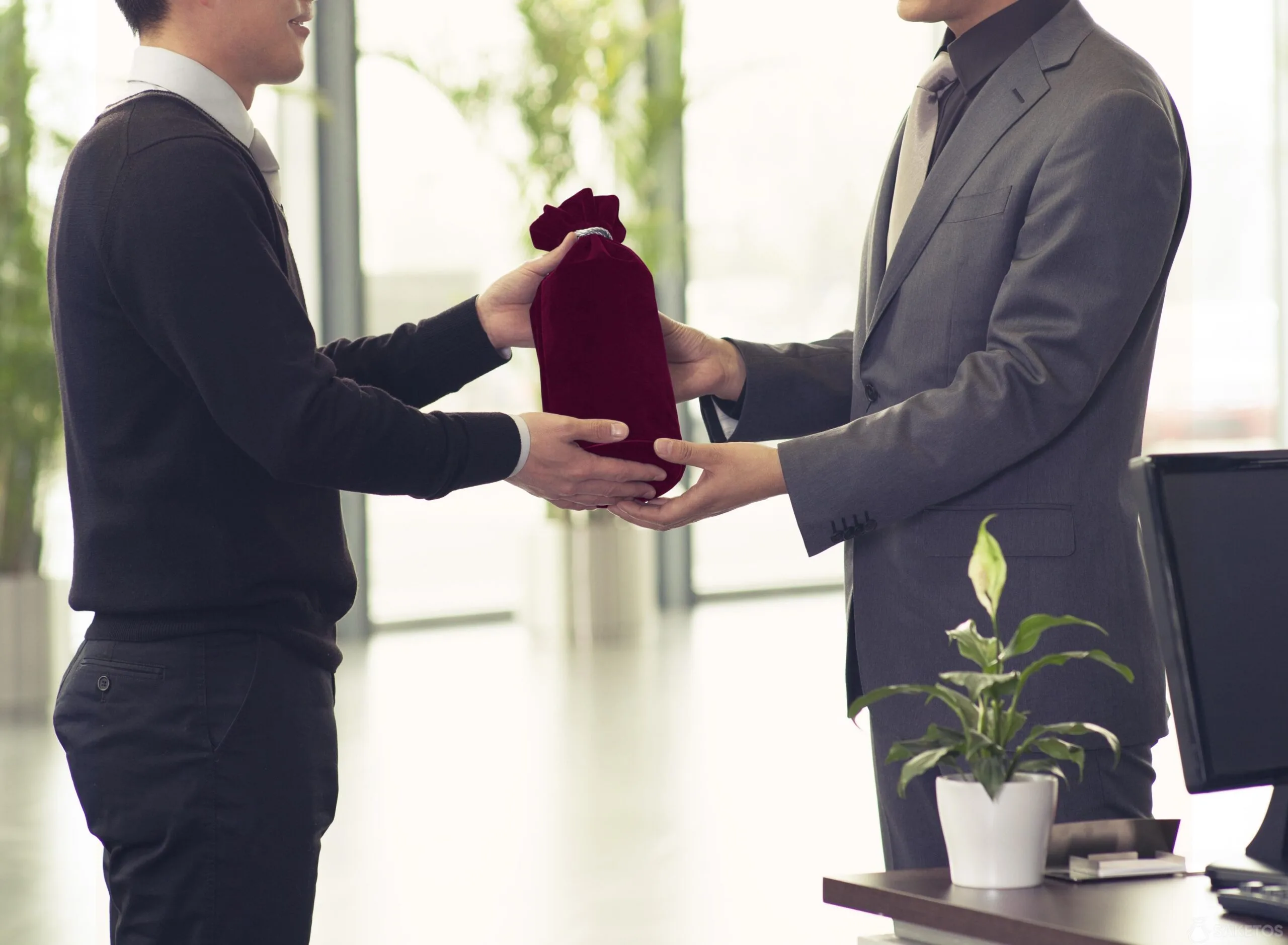 Un sac bordeaux pour l'emballage d'un cadeau d'affaires