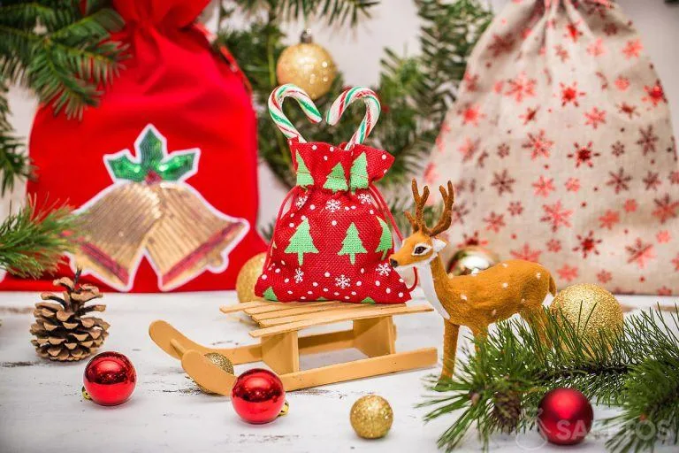 Cadeaux de Noël dans des sacs en tissu. emballage cadeau moderne