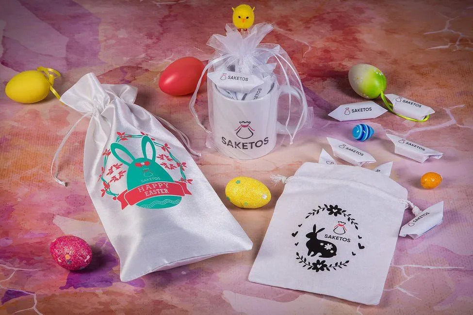 Les cadeaux d’affaires et les gadgets publicitaires dans les sachets en tissu avec le logo de l’entreprise