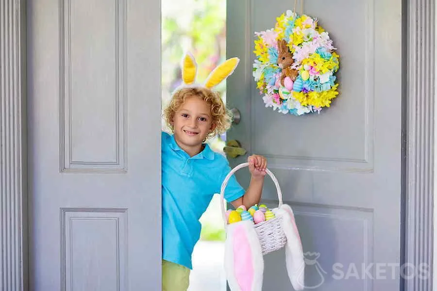 Couronne aux couleurs pastel sur la porte d'entrée