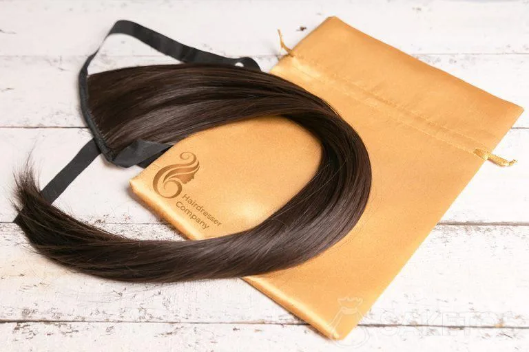 Un sac avec un étui pour extensions de cheveux