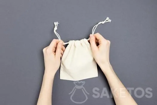 Les cordons placés dans la coulisse assurent une facile fermeture et ouverture du sachet!